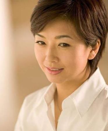 江珊与老同学同框显年轻 粉丝:当年和前男友分