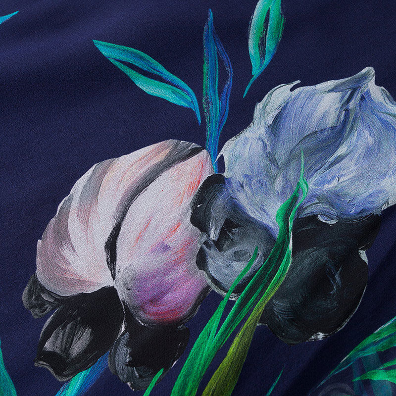 惊呆了,40岁女人穿真丝连衣裙巨减龄好看,比1