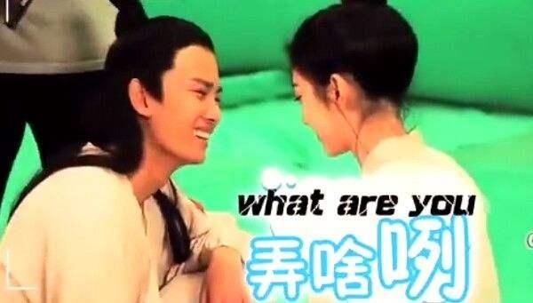 吻戏这样拍?热巴拿银行卡挡嘴 李易峰亲拇指