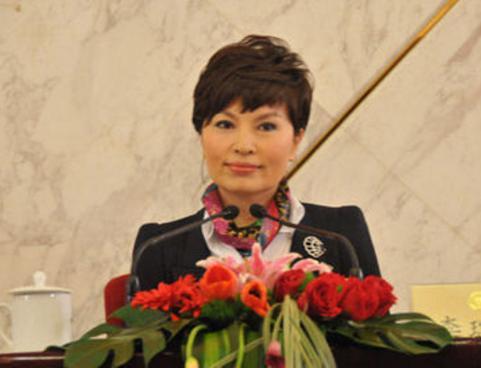 她是罗京老搭档,主持新闻联播18年,如今57岁摘