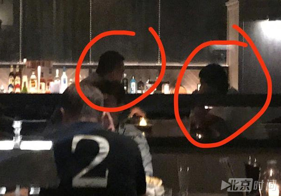 胡彦斌酒吧被狗仔偷拍 怒怼:怎么北京还有狗 胡彦斌酒吧被狗仔偷拍 怒怼:怎么北京还有狗