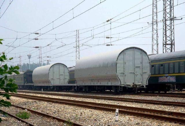 这张照片的背景亮了:中国洲际导弹列车恰好经过 或搭载东风41