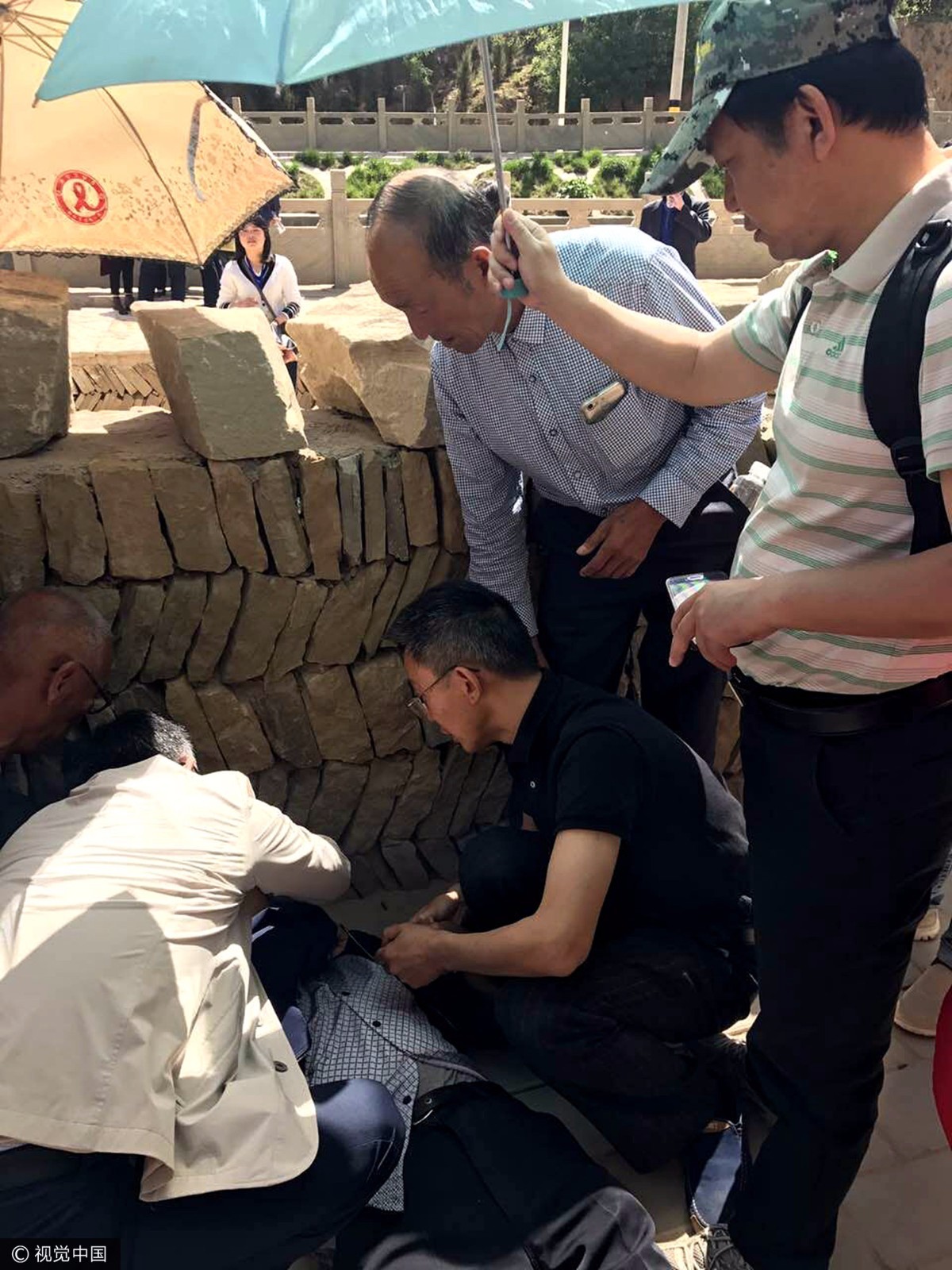 “路倒”老人扶不扶?江苏镇江一群医生给出正能量答案 “路倒”老人扶不扶?江苏镇江一群医生给出正能量答案
