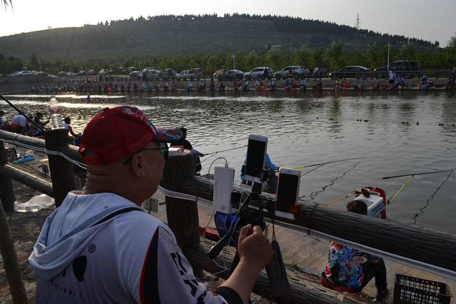 快手直播堃茂夜钓 中国摄影新闻通讯社副总编
