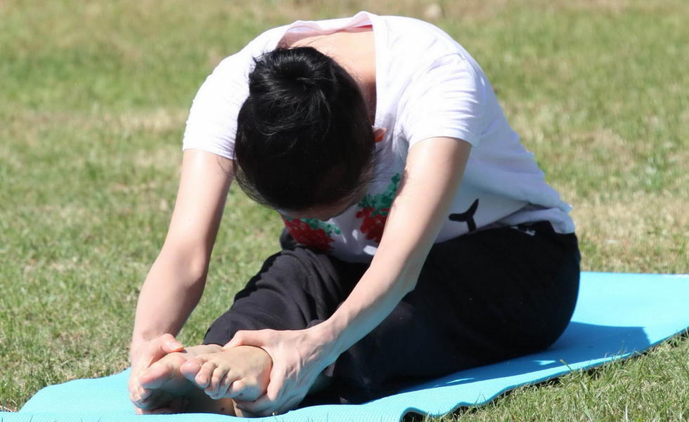 此前林志玲在三亚拍摄电影的现场上演高温瑜伽,展示出不俗的瑜伽功底.