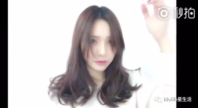 给网友上上美妆小课堂，吸引了几百万粉丝追随↓