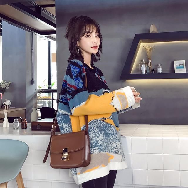 短毛衣不流行好多年了,现在都市女人都这么穿