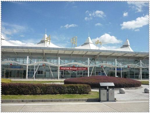 而是建在其隔壁县--泰和县,而名称又叫井冈山机场