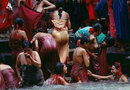 这种沐浴，不是所有人都完全赤身裸体。男人一般穿短裤，赤裸上身和双腿。他们携带洗浴用品来到水池边，在头上、身上打上肥皂后，把头伸到水龙头下一阵猛冲，一般10分钟就能结束“战斗”。女人则把头发高高挽起，在胸部以下围上纱丽，整个过程都要靠那块布遮盖，大概要花一个多钟头。在众目睽睽之下，清洗身体的每一个部位，而不走光并不是件轻松的事。所幸这些纱丽，还比较适应这种洗澡方式。