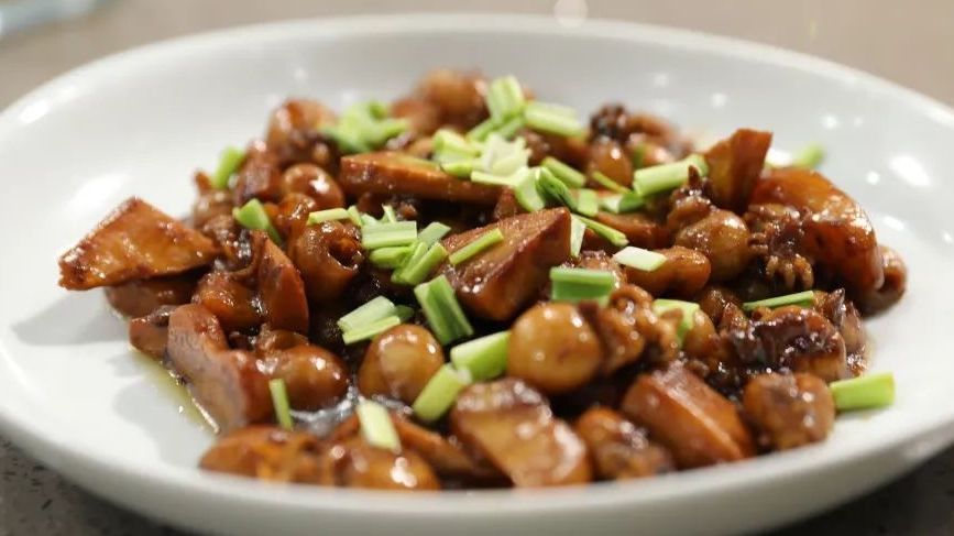 挂满酱汁的墨鱼仔这么做，没腥味还超级下饭