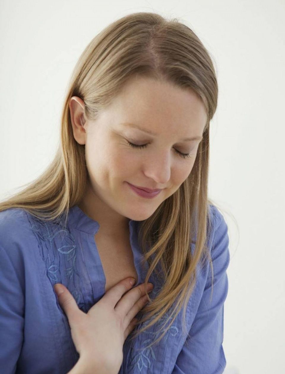 25岁女子整天打嗝不止,中医用2味中药缓解