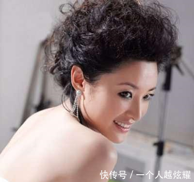 红过董卿的主持人,巅峰时被迫退出央视,撒贝宁