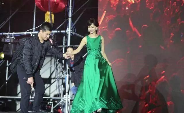 穿绿色长裙最美的七位女星,杨幂仅排第三,第一