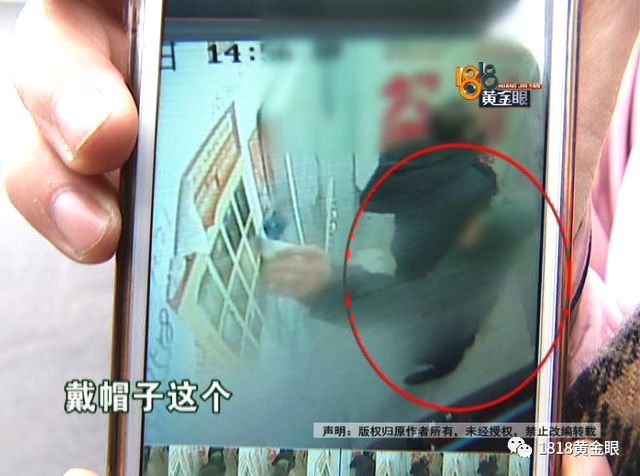 分手后想复合女友不同意 男子上门贴招嫖小卡