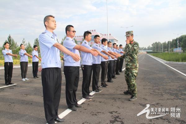 右玉交警大队开展队列手势训练 强化民警素质