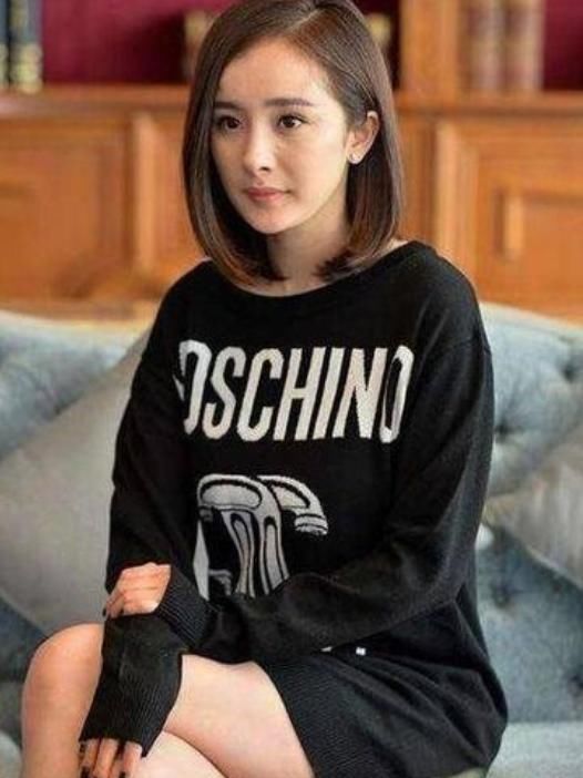 杨幂穿短裙防走光,这么奇特的坐姿,网友甘拜下