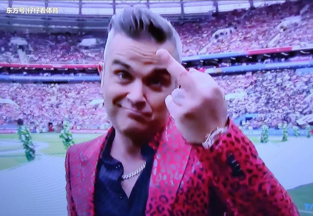 世界杯开幕式惊现:主唱歌手竖中指,真相大白!