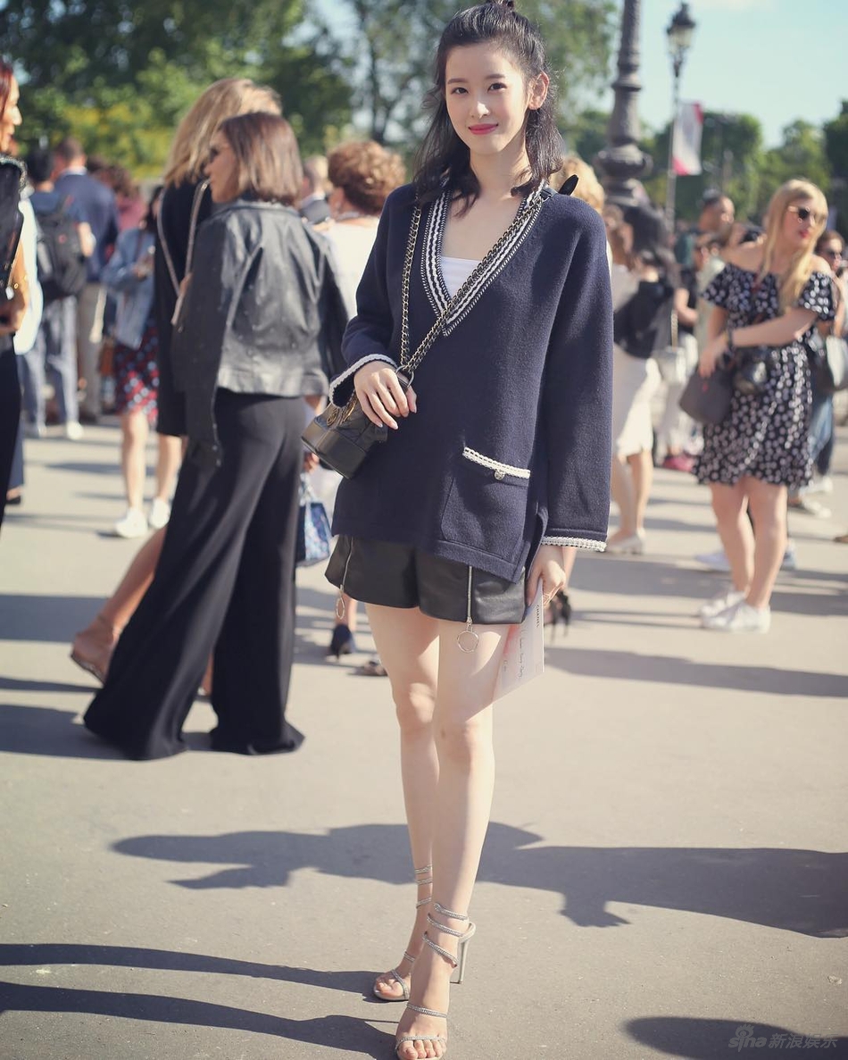 9月11日,奶茶妹妹章泽天在个人社交网站上晒出最新美照,她参加了某