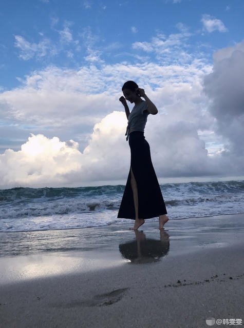 恩爱满分!朱孝天海边拥娇妻韩雯雯浪漫亲吻