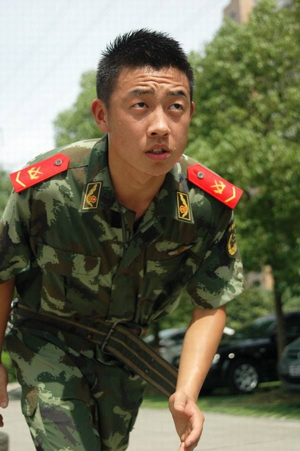 镜头下:雷锋式战士孙茂珲墓地,23岁去世,一个女