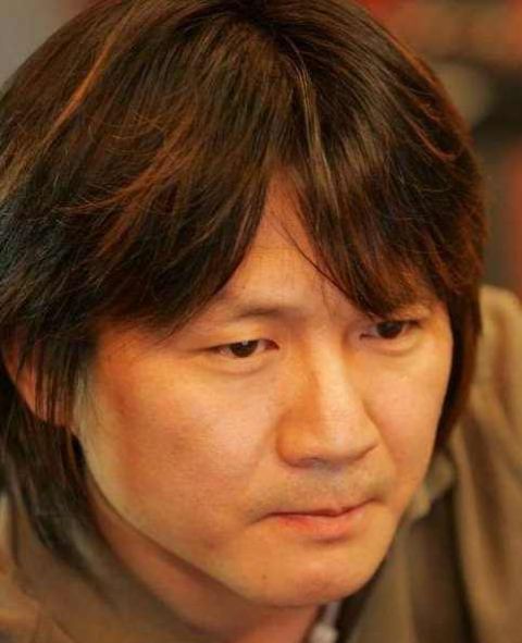 那时在香港发展并不顺利,在回京的一次偶然的机会,认识了音乐才子栾树