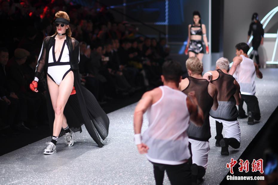 中国国际时装周T台上演性感内衣秀 中国国际时装周T台上演性感内衣秀