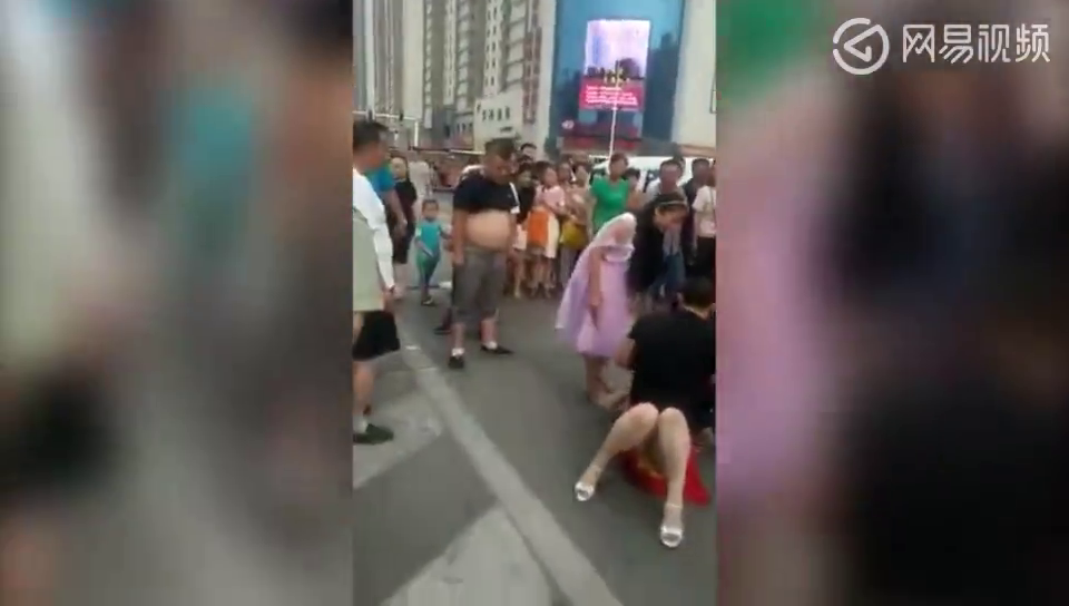 实拍大同街头男子骑坐女子暴打 众人一旁围观无人制止