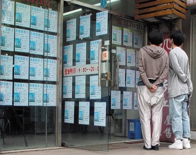 做房产中介半年都没有开单,每月只拿底薪,还要