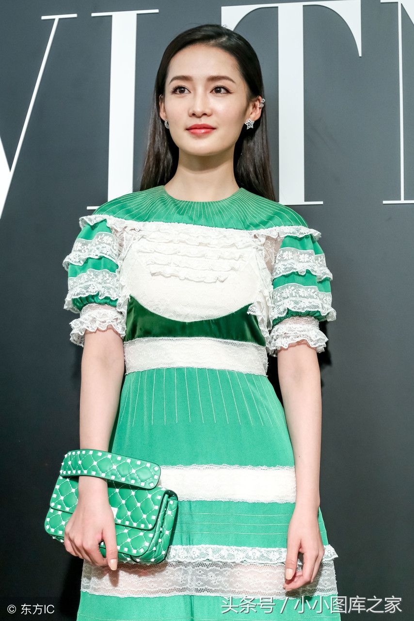 李沁穿绿白蕾丝拼接连衣裙亮相,网友:有蚊子,高