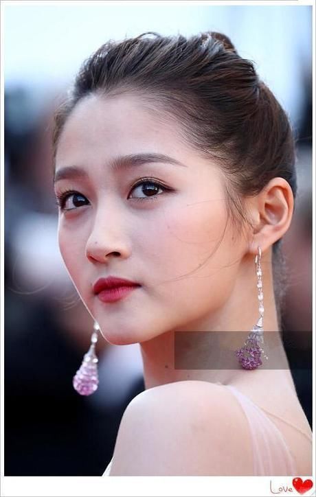 关晓彤为艳压,穿深V薄纱走红毯,结果撞上娜扎