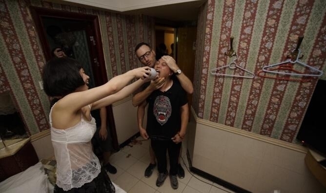 放飞自我!马思纯旧照曝光 穿透视蕾丝喂男友人酒 还被高高抱起(组图) - 6