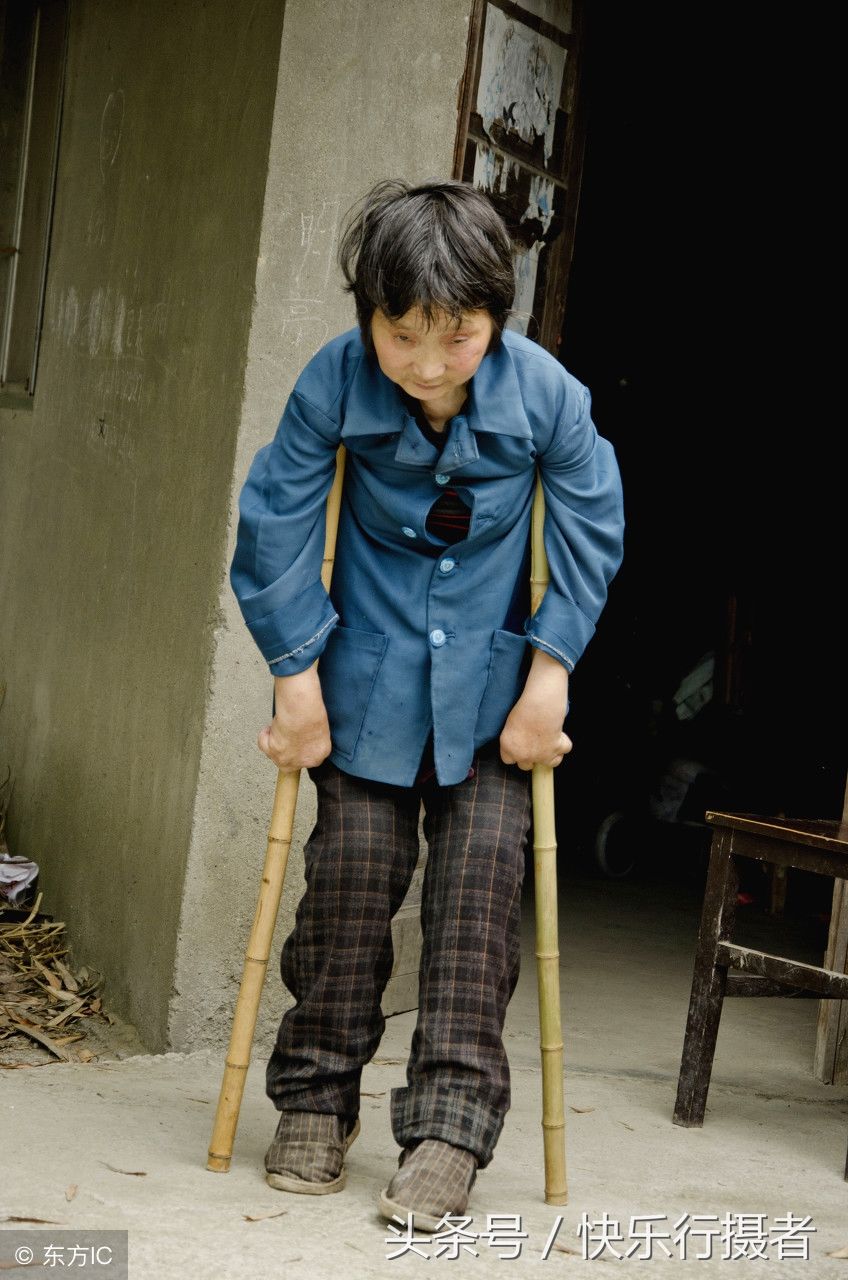 17岁少年背着瘫痪妈妈进城打工,曾经11岁时打