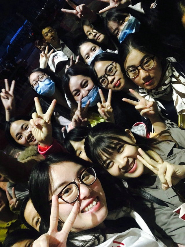 傅园慧合影粉丝团体 自嘲脸太大不站前边了