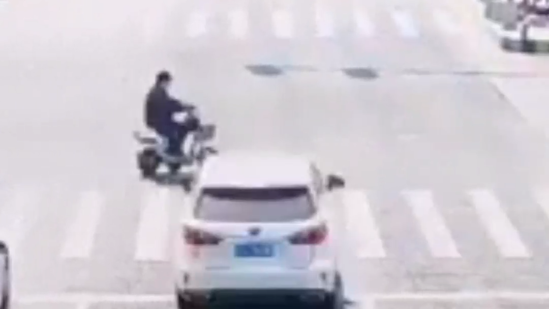 十字路口同时抢行，酿成重大事故_北京时间
