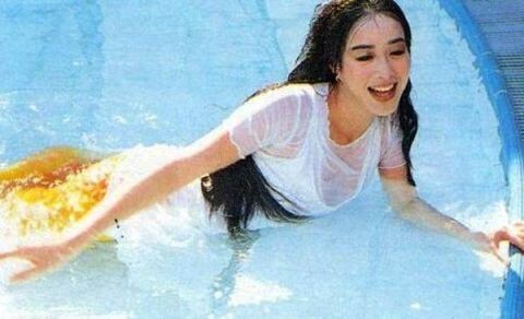 女星化身美人鱼!杨幂很有意境,赵丽颖呆板,最现