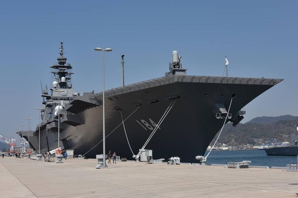 日本海自三艘准航母罕见同框