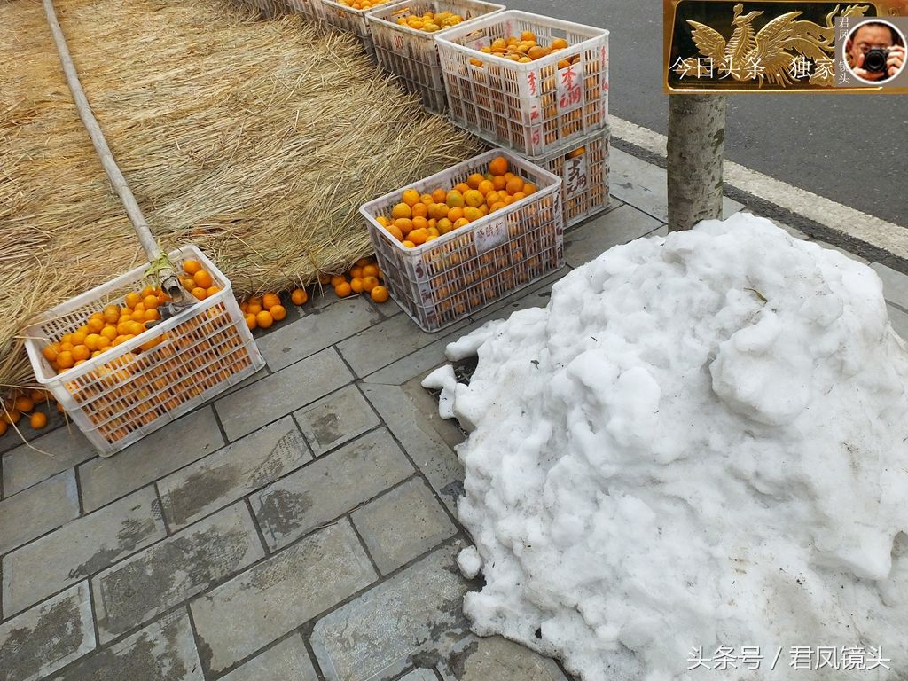 湖北宜昌:天寒地冻,农民用稻草做被子,给20000