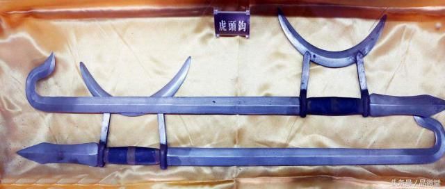 走近古代冷兵器,窦尔敦盗御马用的护手双钩!