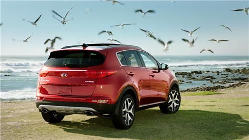 起亚K2遭火车撞击,车子轻微变形,车主:还好没买