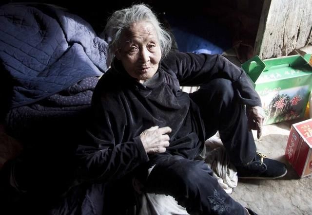 90高龄的"爬行老人"每天吃咸辣椒过日子,儿子狠心抛弃了她!