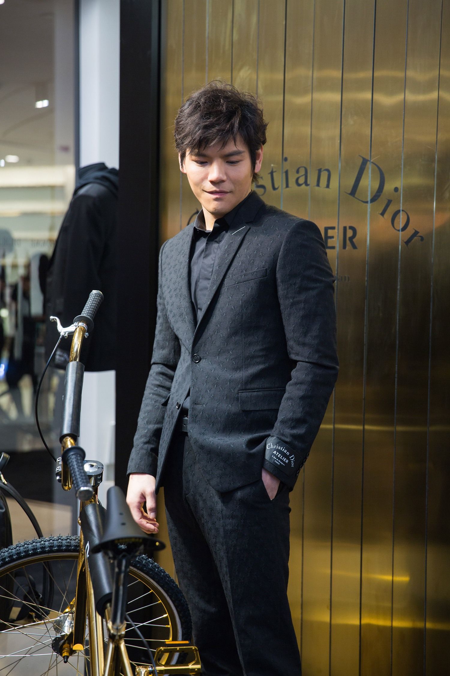 向佐黑色劲装出席时尚活动