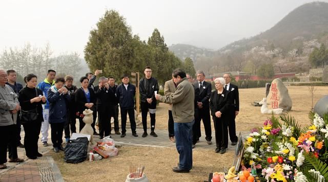 清明节前瞻仰乒乓球世界冠军庄则栋墓地