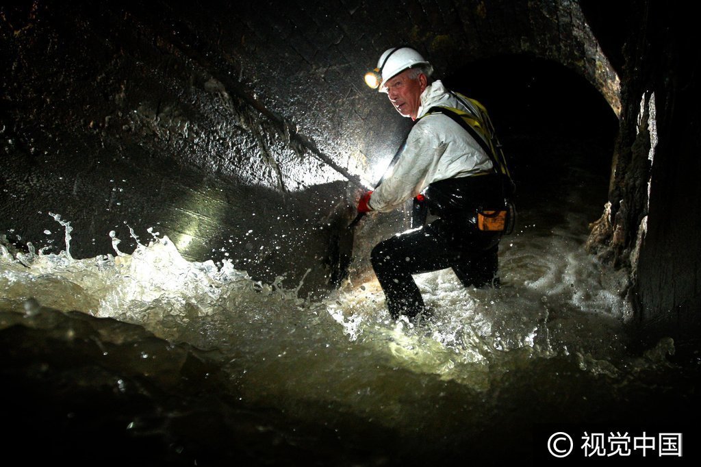 2009年8月5日消息，工人在伦敦地下下水道中清污。