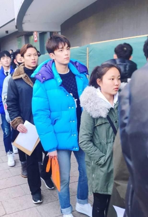 吴磊现身北京电影学院艺考现场,蓝色羽绒服的