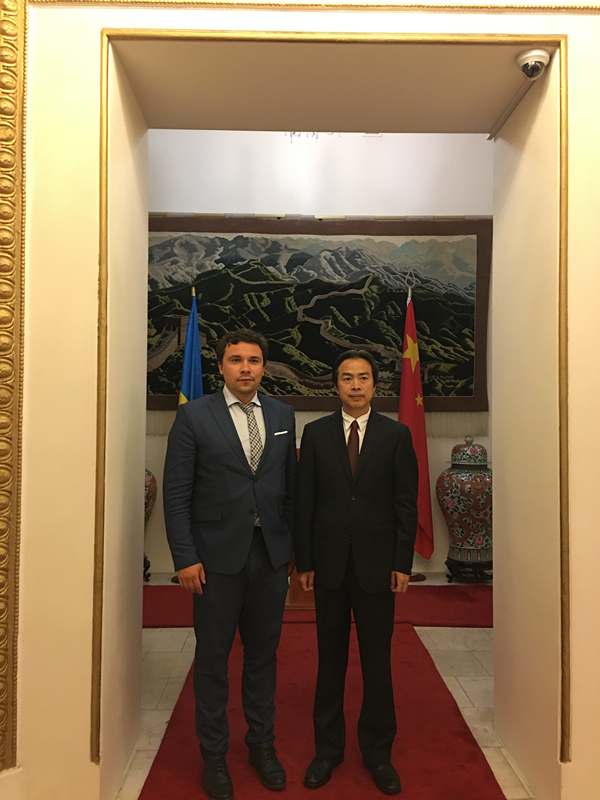 驻乌克兰大使杜伟会见乌基础设施部副部长多夫甘