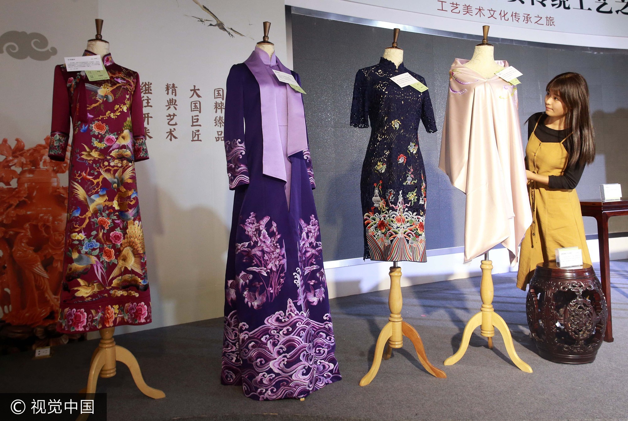 2017年9月3日，观众在北京工艺美术创新设计大赛作品展上观赏刺绣工艺服装。