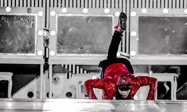 张艺兴的凤凰跪,鹿晗的蝎子舞,王嘉尔的空翻,都