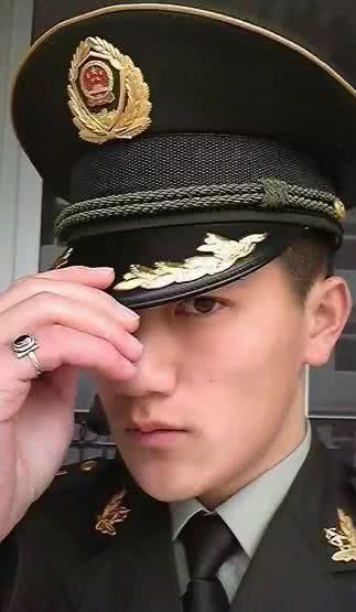 张馨予老公何捷任大学教官照片曝光,一身军装头戴花环好有趣!