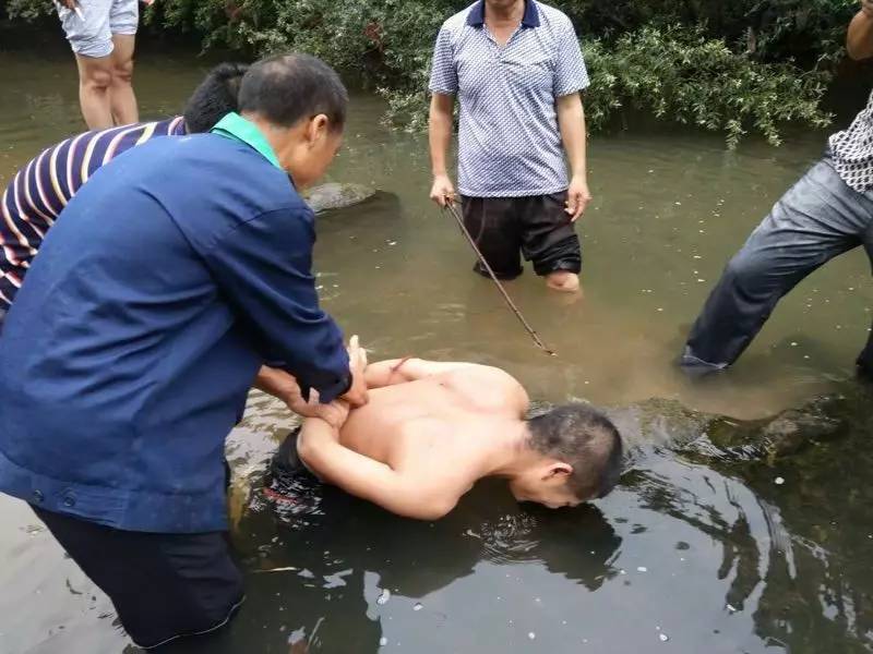 B级逃犯姚常凤落网记:100多人围观 十几人围堵
