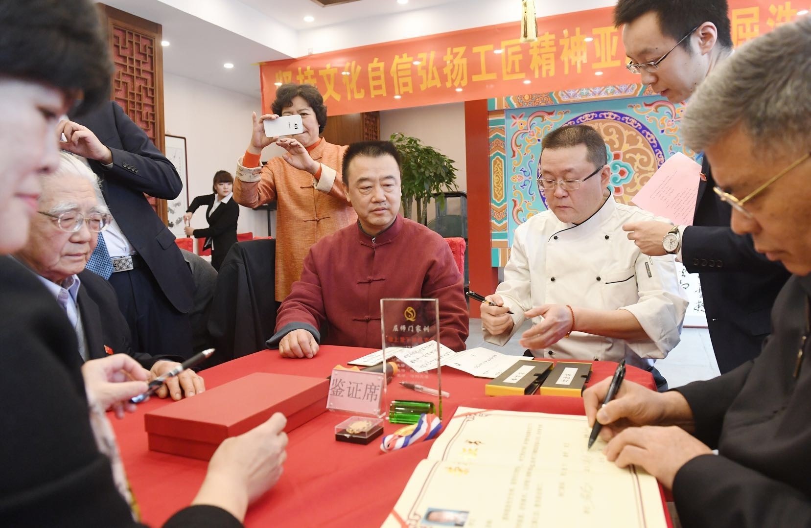 国宝级鲁菜大师王义均先生现场鉴证此次收徒仪式
